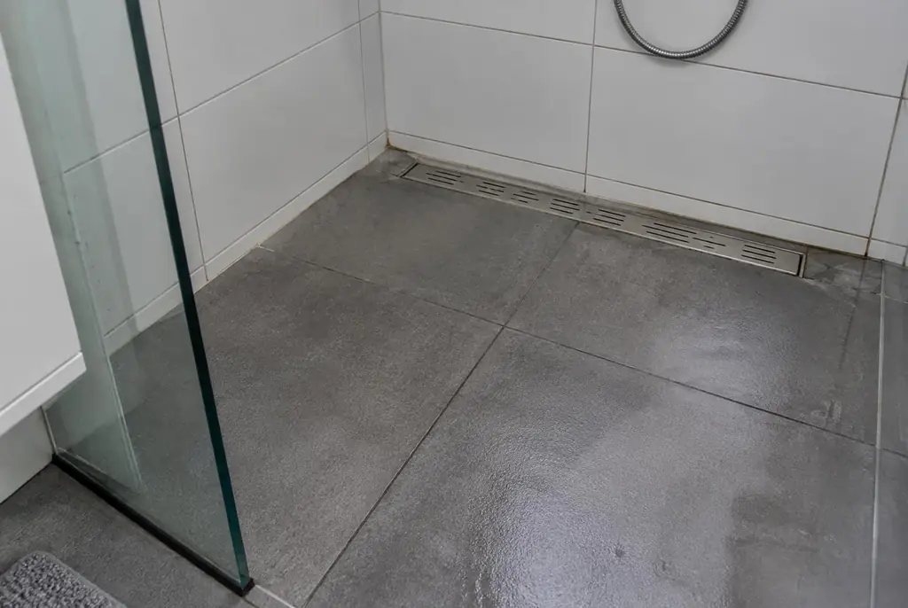 Lekdetectie Zaltbommel – lekkende inloopdouche met natte voegen