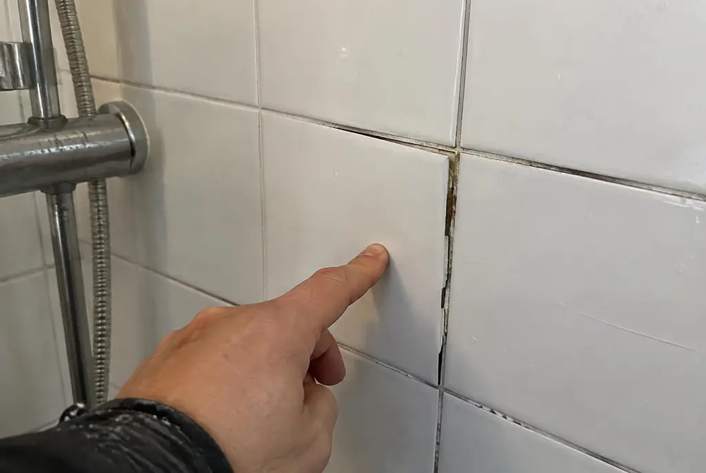 Lekdetectie Zaltbommel – losse, holle badkamertegels door een lekkage