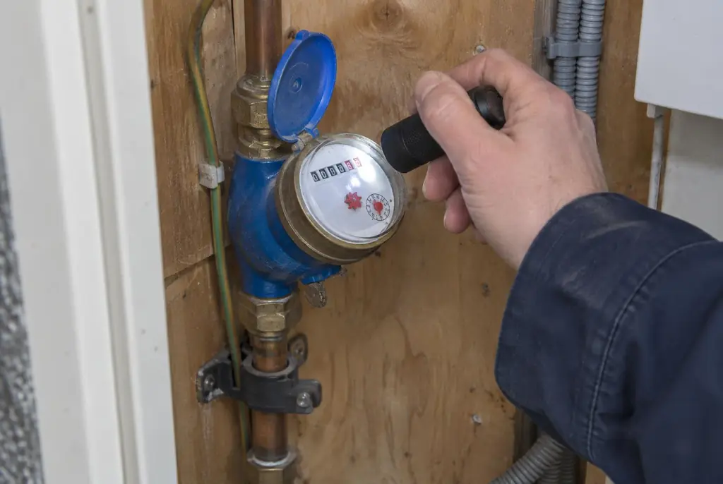 Lekdetectie Zaltbommel – watermeter in de meterkast controleren met een zaklamp